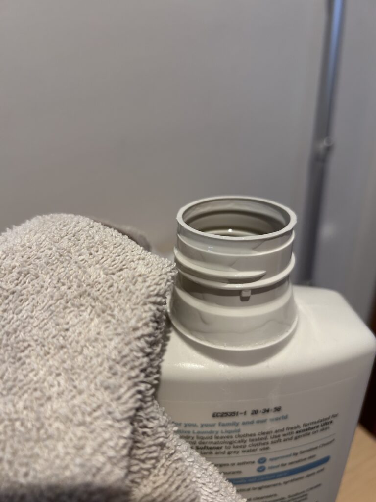 ecostore エコストア キャップの液をタオルで拭き取る様子
