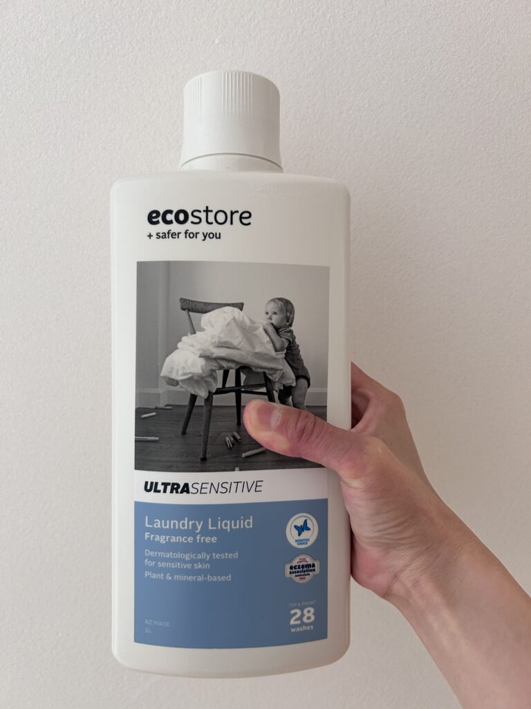 ecostore エコストア 1Lボトルを片手で持っている様子 やや重め